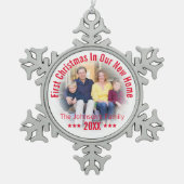 Eerste Kerstmis in ons nieuwe huis | Gepersonalise Tin Sneeuwvlok Ornament (Voorkant)