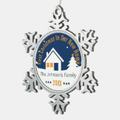 Eerste Kerstmis in ons nieuwe huis | Gepersonalise Tin Sneeuwvlok Ornament (Rechts)
