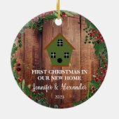 Eerste Kerstmis in ons nieuwe thuishoutkapje Keramisch Ornament (Achterkant)