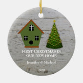 Eerste Kerstmis in ons nieuwe thuishoutkapje Keramisch Ornament (Achterkant)