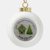 Eerste Kerstmis in ons nieuwe thuishoutkapje Keramische Bal Ornament (Voorkant)