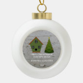 Eerste Kerstmis in ons nieuwe thuishoutkapje Keramische Bal Ornament (Voorkant)