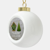 Eerste Kerstmis in ons nieuwe thuishoutkapje Keramische Bal Ornament (Rechts)
