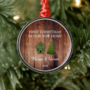 Eerste Kerstmis in ons nieuwe thuishoutkapje Metalen Ornament