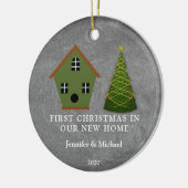 Eerste Kerstmis in ons nieuwe thuiskrijkbord Keramisch Ornament (Links)