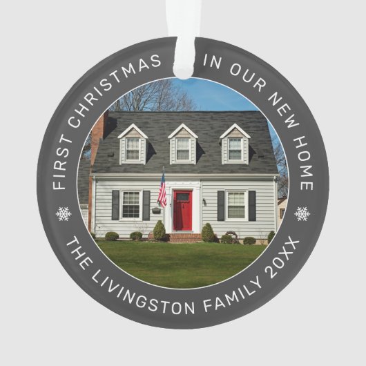 Eerste Kerstmis in onze nieuwe, aangepaste homefoo Ornament (achterkant)