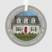 Eerste Kerstmis in onze nieuwe, aangepaste homefoo Ornament (achterkant)