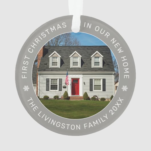 Eerste Kerstmis in onze nieuwe, aangepaste homefoo Ornament (achterkant)