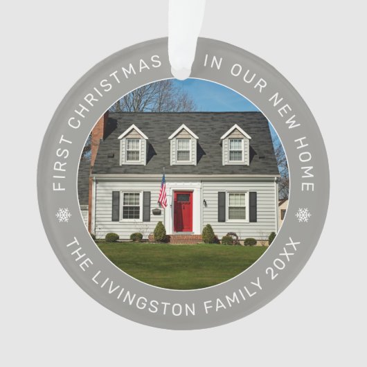 Eerste Kerstmis in onze nieuwe, aangepaste homefoo Ornament (voorkant)