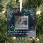 Eerste Kerstmis in onze nieuwe foto-familienaam Ho Glas Ornament<br><div class="desc">De eerste kerst in ons nieuwe Ornament van de Thuisfoto. Voeg je eigen foto van je nieuwe thuis toe,  voeg je namen,  tekst en jaar toe en creëer een zeer persoonlijke en unieke kerstversiering.</div>