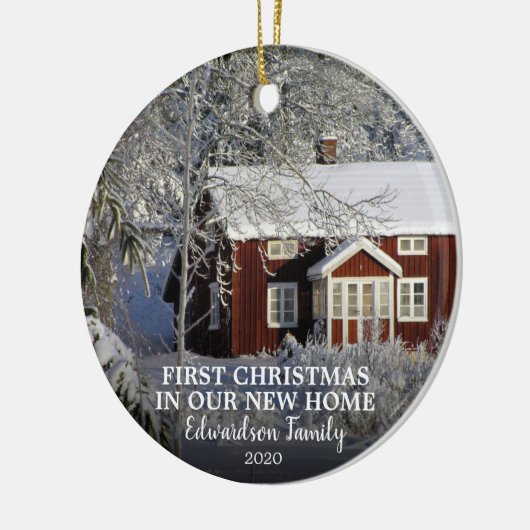 Eerste Kerstmis in onze nieuwe foto-familienaam Ho Keramisch Ornament (Links)