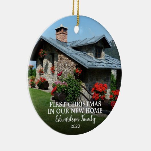 Eerste Kerstmis in onze nieuwe foto-familienaam Ho Keramisch Ornament (Rechts)