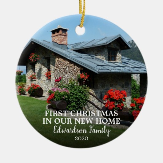 Eerste Kerstmis in onze nieuwe foto-familienaam Ho Keramisch Ornament (Voorkant)