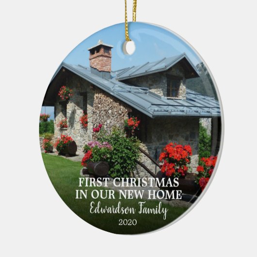 Eerste Kerstmis in onze nieuwe foto-familienaam Ho Keramisch Ornament (Links)