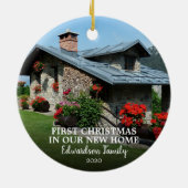 Eerste Kerstmis in onze nieuwe foto-familienaam Ho Keramisch Ornament (Achterkant)