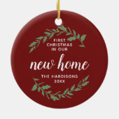 Eerste Kerstmis in onze nieuwe thuisgepersonalisee Keramisch Ornament (Achterkant)