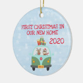 Eerste Kerstmis in onze nieuwe thuisklas Van Keramisch Ornament (Links)