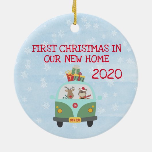 Eerste Kerstmis in onze nieuwe thuisklas Van Keramisch Ornament (Achterkant)