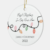 Eerste Kerstmis in onze nieuwe thuisversiering Keramisch Ornament (Links)