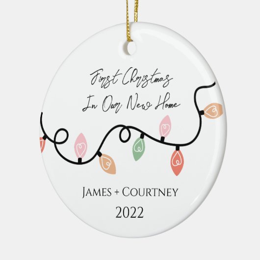 Eerste Kerstmis in onze nieuwe thuisversiering Keramisch Ornament (Links)