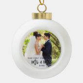 Eerste Kerstmis in penseelscript, Mr. & Mrs Weddin Keramische Bal Ornament (Voorkant)
