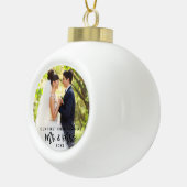 Eerste Kerstmis in penseelscript, Mr. & Mrs Weddin Keramische Bal Ornament (Rechts)