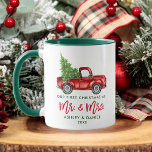 Eerste Kerstmis in penseelscript, Mr. Truck Green Mok<br><div class="desc">Het moderne Manuscript van de Borstel ons Eerste Kerstmis als Waterverf  Rood Vracht met de Mok van de Koffie van de Kerstabel - Groen en Wit</div>