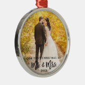 Eerste Kerstmis in penseelscript & Mrs Wedding Metalen Ornament (Rechts)