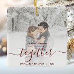 Eerste Kerstmis met aangepaste foto met rood scrip Keramisch Ornament<br><div class="desc">Herdenking je eerste Kerstmis als een koppel, verloofd of getrouwd, met dit prachtige moderne keepaseornament. De donkere rode tekst staat "Onze eerste Kerstmis samen" met het woord "samen" in elegant handschrift met een bloei voor en na. Vervang het afbeelding van de steekproef met uw favoriete foto, en voeg uw namen...</div>