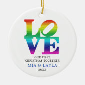 Eerste Kerstmis met gepersonaliseerde regenboogvlu Keramisch Ornament (Voorkant)