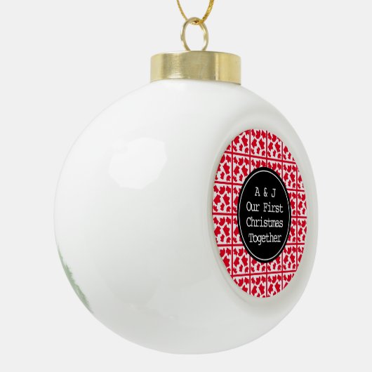 Eerste Kerstmis met Monogram Initiaal Red Keramische Bal Ornament (Links)