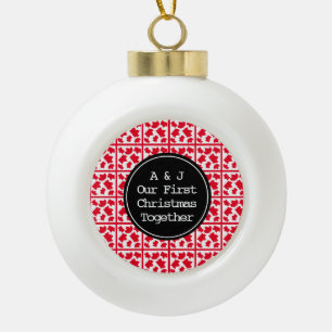 Eerste Kerstmis met Monogram Initiaal Red Keramische Bal Ornament