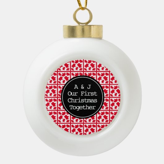 Eerste Kerstmis met Monogram Initiaal Red Keramische Bal Ornament (Voorkant)