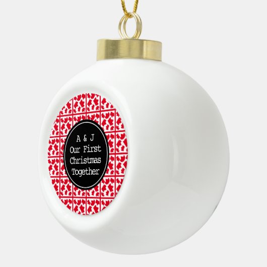 Eerste Kerstmis met Monogram Initiaal Red Keramische Bal Ornament (Rechts)
