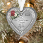 Eerste Kerstmis met Silver Diamonds Keepomwille Ornament<br><div class="desc">Elegant faux (bedrukt) zilver en diamanten "Ons Eerste Kerstfeest Beëindigd"het kantelvormig ontwerp door de Design van de Vakantie van de Vakantie van de Vakantie (gereserveerde rechten).De gebieden van de Sjabloon worden verstrekt u om met uw namen en het jaar te personaliseren. Lettertypestijlen, -formaten en -positionering kunnen worden aangepast via de...</div>