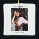 Eerste Kerstmis | Minimal Wedding Verloving Foto Keramisch Ornament<br><div class="desc">Minimalistische elegante aandenken | Vrolijk en getrouwd,  bruiloft of verloving Foto keramisch Ornament</div>
