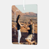 Eerste Kerstmis: Mr. en Mrs. Couple Foto Metalen Ornament (Voorkant links)