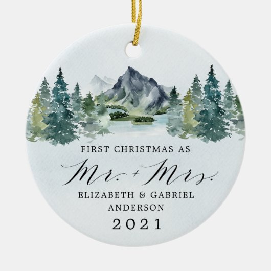 Eerste Kerstmis Mr. en Mrs Mountains Trees Wedding Keramisch Ornament (Voorkant)