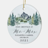 Eerste Kerstmis Mr. en Mrs Mountains Trees Wedding Keramisch Ornament (Links)