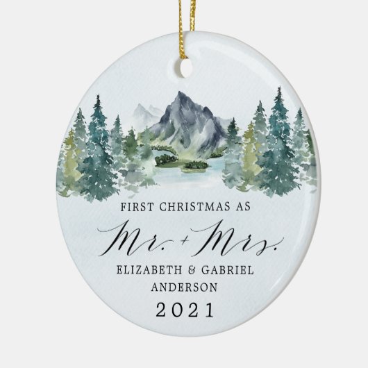Eerste Kerstmis Mr. en Mrs Mountains Trees Wedding Keramisch Ornament (Links)