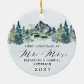 Eerste Kerstmis Mr. en Mrs Mountains Trees Wedding Keramisch Ornament (Achterkant)