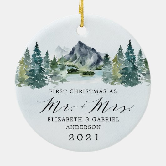 Eerste Kerstmis Mr. en Mrs Mountains Trees Wedding Keramisch Ornament (Achterkant)