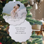 Eerste Kerstmis Mr. Mevrouw Naam Jaar Foto Overlay Ornament Kaart<br><div class="desc">Eerste Kerstmis als Mr. Mrs. Photo Overlay Naam Jaar Script Ornament. Uw eerste getrouwde kerst is heel bijzonder, en dit handige alles-in-één ornament en kaart, heeft uw foto en eerste kerst in een informeel setscript op de voorkant, samen met uw getrouwde naam en jaar, en uw bericht en voornamen op...</div>