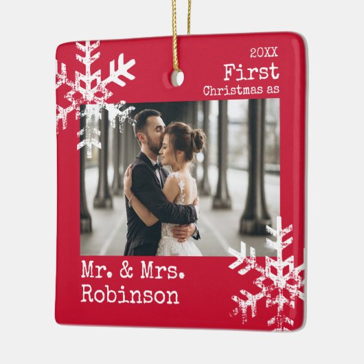 Eerste Kerstmis Mr & Mrs Custom Foto Sneeuwvlokken Keramisch Ornament (Links)