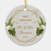 Eerste Kerstmis: Mr & Mrs Gold Marble Calla Lilies Keramisch Ornament (Voorkant)