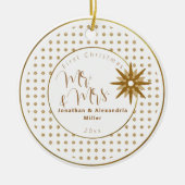 Eerste Kerstmis Mr & Mrs Gold Snowflake Wedding Keramisch Ornament (Voorkant)