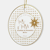 Eerste Kerstmis Mr & Mrs Gold Snowflake Wedding Keramisch Ornament (Links)