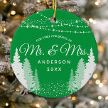 Eerste Kerstmis Mr. Mrs. Green Winter String Light Keramisch Ornament<br><div class="desc">Vier de eerste kerstdagen van de pasgetrouwden met dit charmante keramische ornament. Het ontwerp is voorzien van een groene winter string lampjes achtergrond met de woorden "Mr & Mrs" in een klassiek script. Deze gepersonaliseerde aandenken maakt een doordachte bruiloft of housewarming cadeau. Het hoogwaardige ornament staat klaar om op te...</div>