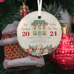 Eerste Kerstmis nieuw gezin thuis Glas Ornament<br><div class="desc">Kerstmis in het nieuwe huisgezin schattige keepaardboom met een modern traditioneel kerstfloraal geschapen dennengroen  huis en een donkerrode casual typografie gepersonaliseerd met familiemonogram initiaal in hertengeweien.            Gemakkelijk om met uw nieuwe adresdetails,  familienaam en monogram aan te passen.</div>