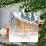 Eerste Kerstmis Nieuw Home Aangepast Foto Groen Sc Metalen Ornament<br><div class="desc">Herdenking je eerste Kerstmis in je nieuwe huis met deze mooie moderne keepaardse versiering. De donkergroene tekst leest "Eerste Kerstmis in ons nieuwe huis, "met de woorden "nieuw huis"in elegant handschrift manuscript met bloei voor en na. Vervang het afbeelding van de steekproef met een foto van uw nieuw huis en...</div>